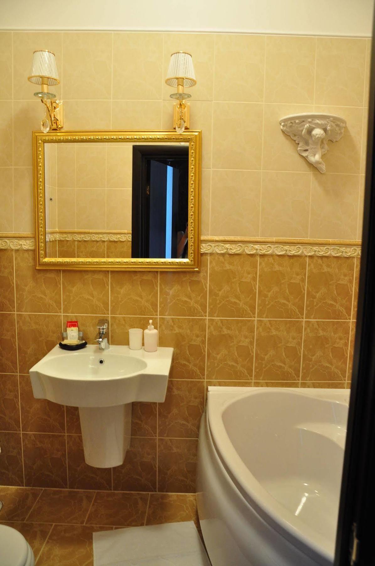 אודסה Queen Valery Hotel מראה חיצוני תמונה