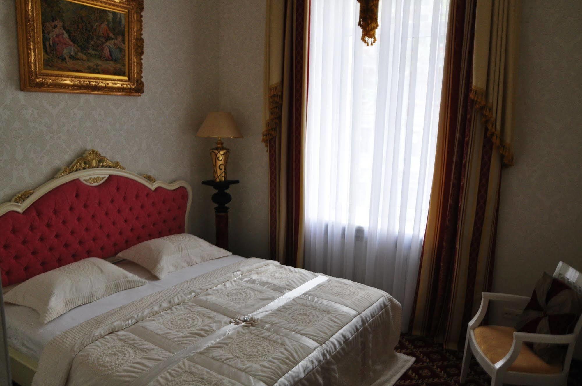 אודסה Queen Valery Hotel מראה חיצוני תמונה